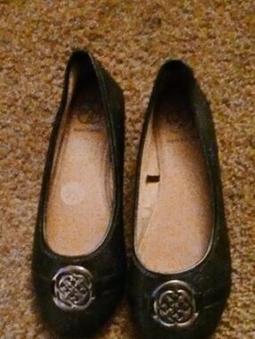 Daisy Fuentes Black Ballet Flats with Decorative Medallion